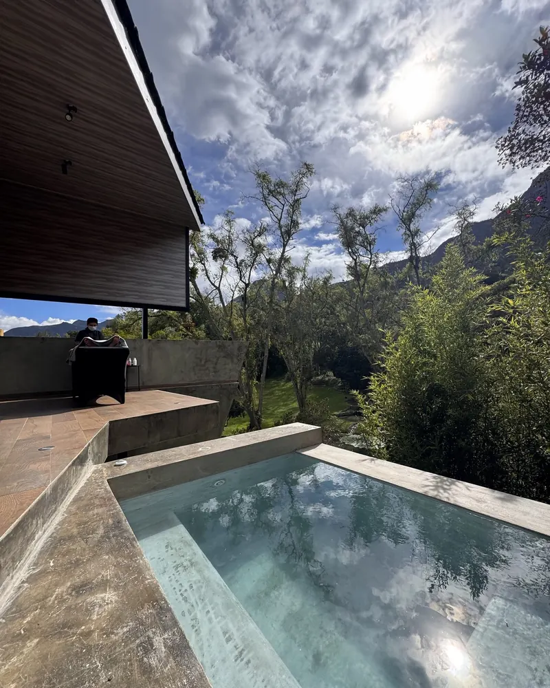 Jacuzzi de Xie Ville bajo el cielo abierto, frente a las montañas